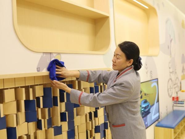 為什么現在學校都把清潔工作都外包了？